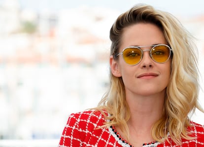 Kristen Stewart posa ante los fotógrafos antes de la rueda de prensa de 'Crimes of the Future'.