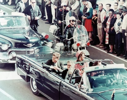 Desde que el viernes 22 de noviembre de 1963 el trigésimo quinto presidente de Estados Unidos, John F. Kennedy, fuera asesinado en Dallas (Texas), la historia no ha dejado de intentar cerrar uno de los capítulos más convulsos del siglo XX americano. En la foto, el presidente John F. Kennedy, la primera dama Jacqueline Kennedy, y el gobernador de Texas John Connally, el día del asesinato.