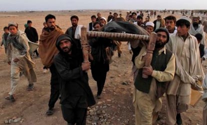 Un grupo de afganos transporta el cuerpo de uno de los 15 muertos en un atentado suicida en la provincia de Nangarhar.