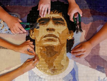 Seguidores de Maradona lo homenajean con un mosaico en Buenos Aires.