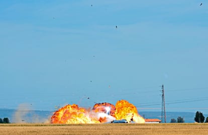 En la colección de fotografías se pueden observar las explosiones registradas como consecuencia del choque del avión con el suelo y con los cables de tensión, provocando distintas bolas de fuego.