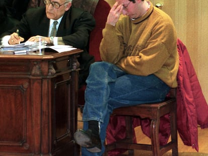 Francisco Javier Almeida (a la derecha) en un juicio el año 2000 en el que fue condenado.