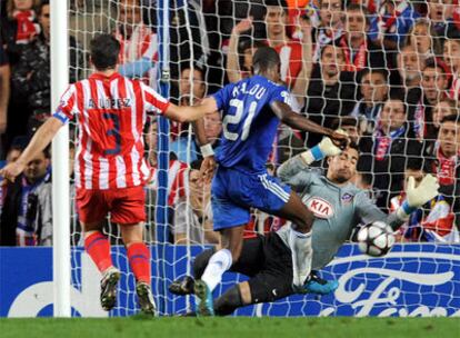 Kalou se anticipa a Antonio López y logra el primer gol del Chelsea pese a la estirada de Asenjo.