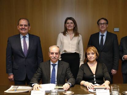 De pie, Ignacio Temiño (secretario general y CEO de Cesgar), Rosario Rey (presidenta de Avalmadrid), Jesús Fernández (director general de Isba) y Pedro Pisonero (director general de Iberaval). Sentados, Antonio Couceiro (presidente de Cesgar) y Mª Gracia Zamorano (directora general de Avalcanarias).