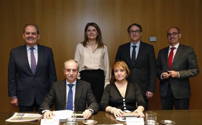 De pie, Ignacio Temiño (secretario general y CEO de Cesgar), Rosario Rey (presidenta de Avalmadrid), Jesús Fernández (director general de Isba) y Pedro Pisonero (director general de Iberaval). Sentados, Antonio Couceiro (presidente de Cesgar) y Mª Gracia Zamorano (directora general de Avalcanarias).