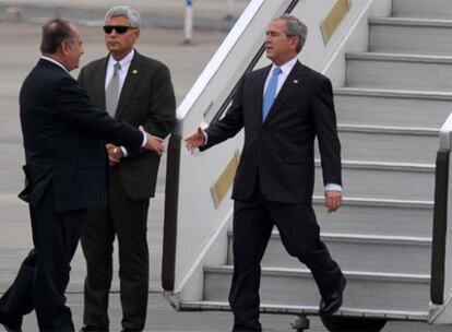 El ministro de Defensa de Perú, Ántero Flores Aráoz, recibe al presidente Bush a su llegada a Lima.