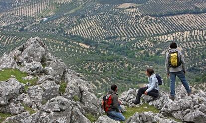 Un grupo de senderistas en el Parque Natural de las Sierras de Cazorla, Segura y Las Villas, en Jaén.