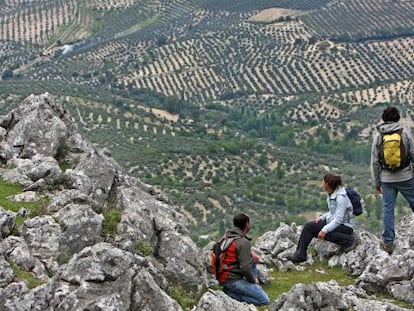 Un grupo de senderistas en el Parque Natural de las Sierras de Cazorla, Segura y Las Villas, en Jaén.