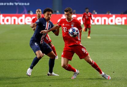 Lewandowski y Marquinhos pugnan por un balón durante la final de la Champions el pasado 23 de agosto en Lisboa