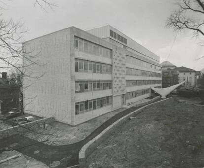 El pórtico acampanado del Polowczyk Hall (también, edificio Tech I), de Marcel Breuer, es conocido por los alumnos como "la patata frita". |