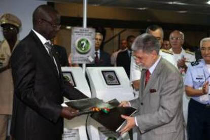 El ministro brasileño de Defensa, Celso Amorim (d), y su homólogo de Senegal, Augustin Tine (i), intercambian documentos tras la firma de un acuerdo de cooperación en defensa, durante la feria internacional de armamento LAAD Defence & Security, en Río de Janeiro (Brasil).