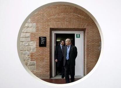 El presidente de la Generalitat, José Montilla, y el alcalde de Barcelona, Jordi Hereu, durante la inauguración del Centro de Estudios y Documentación del Macba.