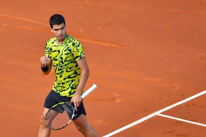 Alcaraz celebra un punto durante la semifinal contra Evans.