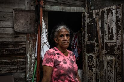García vive en la casa con su hijo y su marido. La vivienda está en mal estado, el tejado está deteriorado y tiene goteras, y el edificio puede venirse abajo en cualquier momento.
