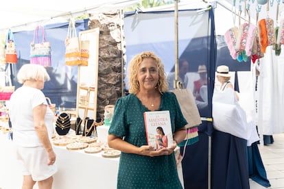 Lola Cabrillana, maestra y escritora gitana, en su puesto de accesorios de un mercadillo de Marbella.