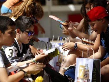 Un grupo de niños con sus compras en la Feria del Libro de Madrid.
