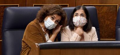 Las ministras de Hacienda y Política Territorial y Función Pública, María Jesús Montero y Carolina Darias, sentadas en sus escaños durante una sesión de control al Gobierno en el Congreso de los Diputados 