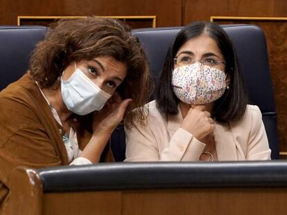 Las ministras de Hacienda y Política Territorial y Función Pública, María Jesús Montero y Carolina Darias, sentadas en sus escaños durante una sesión de control al Gobierno en el Congreso de los Diputados 