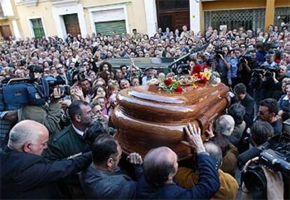 Miles de personas aguardaban la salida del féretro a las puertas de la iglesia sevillana de San Luis de los Franceses. Las rejas de este antiguo templo fueron cerradas, lo que impidió que centenares de personas, entre los que se encuentran la cantante Pastora Soler y el periodista Jesús Quintero, pudieran entrar a visitar los restos mortales.