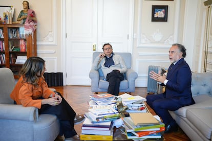 Laura Sarabia, Gustavo Petro y Armando Benedetti, en Bogotá, el 25 de abril de 2024.