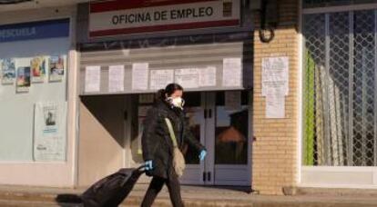 Una mujer pasa ante una oficina de empleo en Madrid.