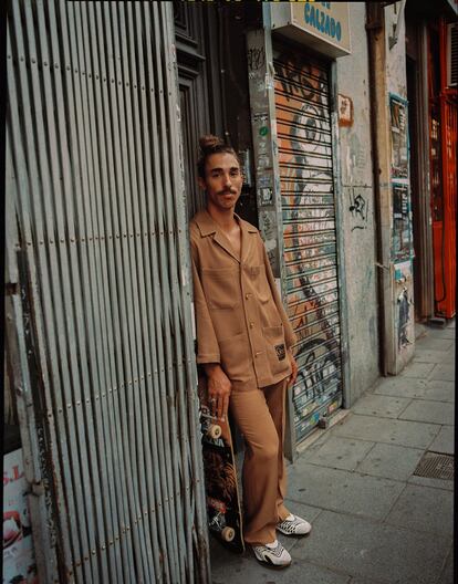 Danny León, campeón de España en la modalidad de rampa y aspirante a los Juegos Olímpicos, lleva un conjunto de camisa y pantalón de viscosa en color camel y 'slip-on sneakers' en los pies, todo de Gucci.