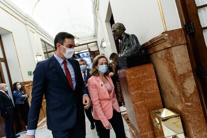 El presidente del Gobierno, Pedro Sánchez (i) y la ministra de Economía y vicepresidenta tercera del Gobierno, Nadia Calviño (d), llegan al Parlamento para intervenir en la sesión de Control al Gobierno celebrada en el Congreso de los Diputados.