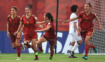 Maria Caldentey celebra con sus compa&ntilde;eras el gol a Jap&oacute;n.