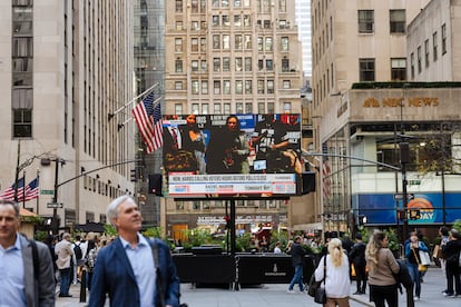 El Rockefeller Center emite en directo la cobertura informativa de las elecciones presidenciales estadounidenses en una pantalla.