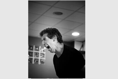 La rabia en su máxima expresión es trasmitida por Antonio Sanz en forma de grito, durante el ensayo de una escena.
