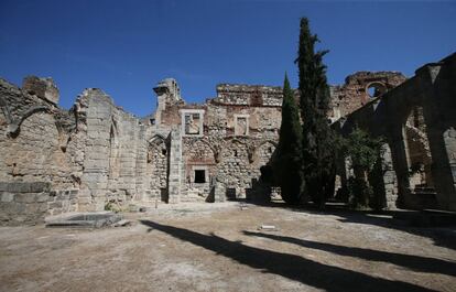 El arquitecto Mariano García Benito lo compra en 1974 por 10 millones de las antiguas pesetas. Lo cerca, localiza piedras y reconstruye una de las torres.