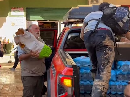 Vídeo | El chef José Andrés reparte comidas a los afectados por la dana