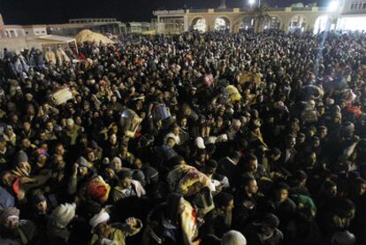 Miles de personas intentaban anoche salir de Libia por la colapsada frontera con Túnez.
