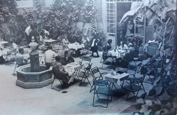 Patio de Murillo, en una fotografía de los años sesenta, cuando era un salón-bar