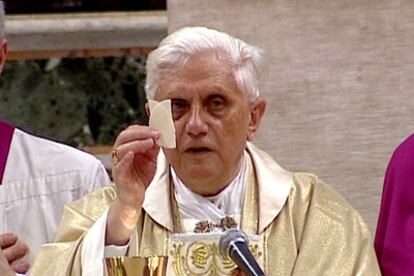 El Papa Benedicto XVI en el momento de la consagración en la misa de hoy.