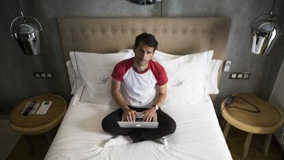 El escritor Juan Arcones en una de las habitaciones del hotel Abalú, donde escribió en directo parte de su nueva novela.