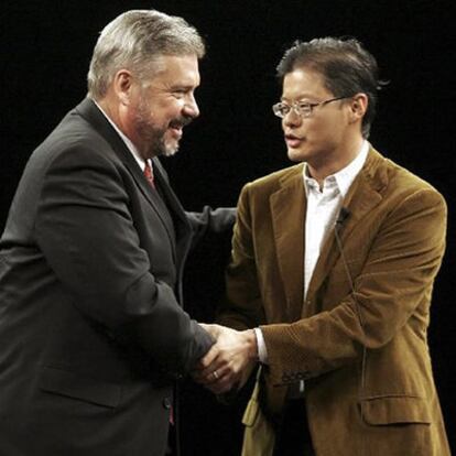 Jerry Yang, cofundador y presidente de Yahoo!, salda al presidente de National Semiconductor en la reunión Technet de la Universidad de Standford.