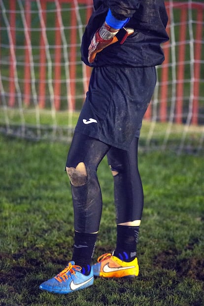 A goleira do clube Escolas de Futebol Logroño durante um treinamento.