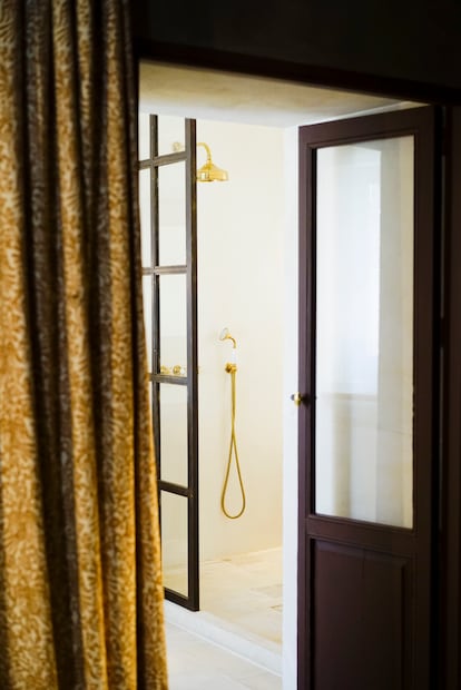 Rincón del cuarto de baño de una de las estancias. Las cuatro habitaciones de Casa Taberna son una mezcla de tradición y modernidad.