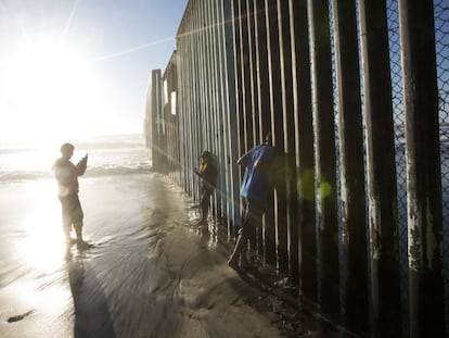 O muro entre o México e os EUA na praia de Tijuana.