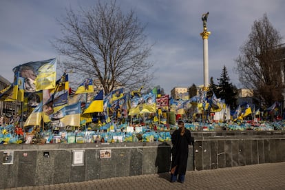 Una mujer visita un memorial a los soldados caidos en Kiev.