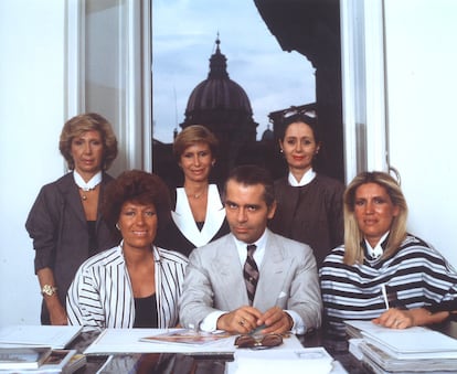 Las hermanas Fendi junto a Karl Lagerfeld, en 1986.