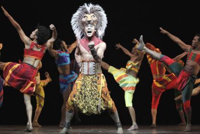 Escena del musical <i>El Rey León,</i> en el teatro Lope de Vega, de Madrid.