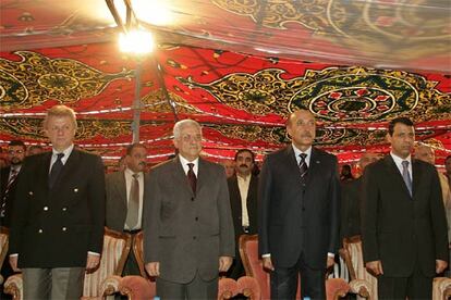 La solemne ceremonia de apertura bajo el lema <i>El paso de Rafah, el principio de la esperanza</i>, en referencia al fin del encierro de cinco años del millón y medio de palestinos que viven en la zona. En la imagen, Abbas con los representantes de Egipto y de la Unión Europea durante el acto.