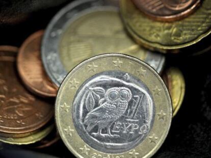 Monedas de euro griegas y alemanas son fotografiadas en un monedero en Düsseldorf en Alemania.