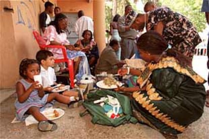 Inmigrantes ecuatoguineanos de la etnia bubi celebran la fiesta de su patrona, la Virgen de Bisila, en Fuenlabrada.