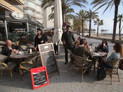 Un cartel en el que se reclama personal para la temporada turística, en la terraza de un bar de Salou.