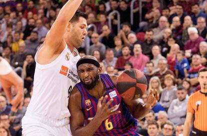 Felipe Reyes y Singleton, en el clásico.