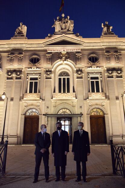 El ministro de Justicia, Juan Carlos Campo (a la izquierda), junto al presidente del Supremo y del CGPJ, Carlos Lesmes (en el centro) y el presidente de Iberdrola (a la derecha) el pasado martes ante la sede del alto tribunal.