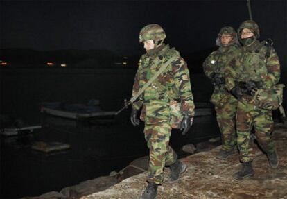 Marines surcoreanos patrullan la isla de Yeonpyeong, cerca de la frontera con Corea del Norte.